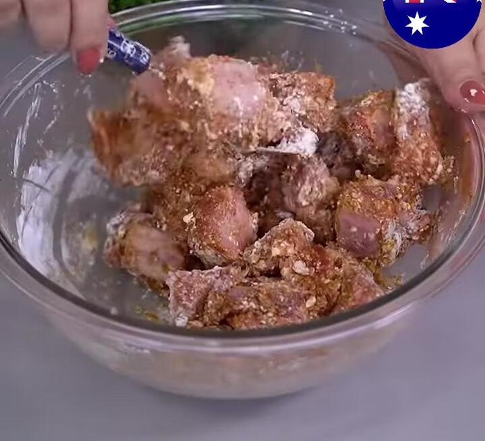 Fry the pork ribs in hot oil, piece by piece, stirring occasionally.