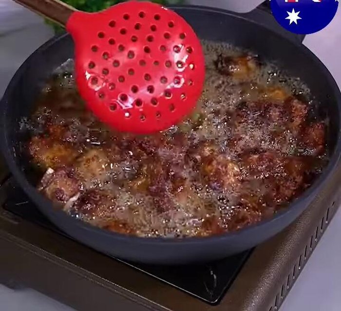 Set the fried pork ribs aside.