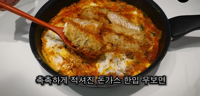 Add the pork cutlet to the udon.