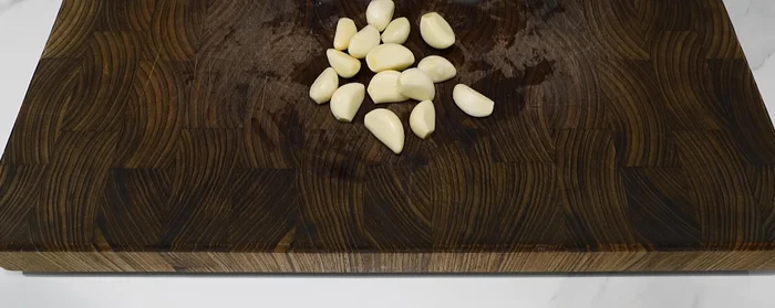 For Garlic Korean Beef Rice: Finely chop the hwihawoo, roughly chop garlic. Combine with sugar, soy sauce, ginkgo nuts, and kolgor mixture.