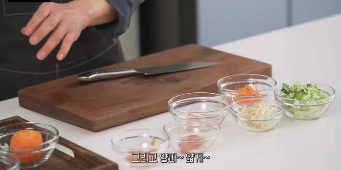 Thinly slice the onion lengthwise. Tear any ham or similar meat by hand.