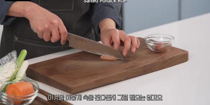 Finely chop half a cup of mentaiko roe. You don't need to be precise.