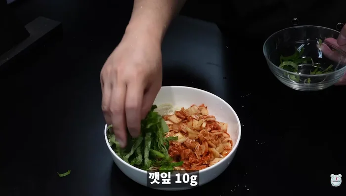 Add more perilla leaves and sesame oil.