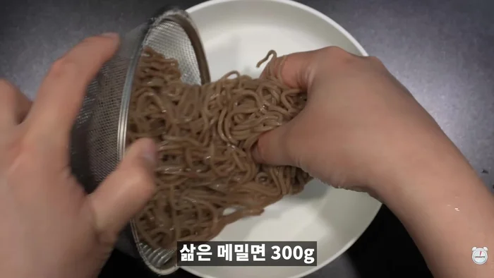 Put buckwheat noodles in a bowl.
