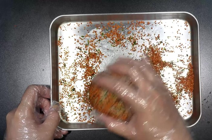 Sprinkle spicy furikake on the outside of the rice ball and coat it evenly.
