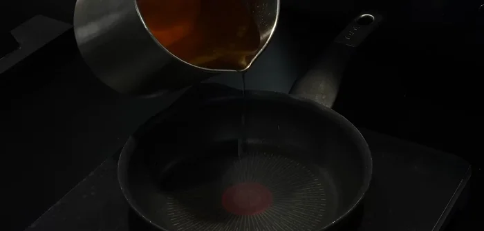 Fry the mentaiko roe in a pan until golden brown on both sides.