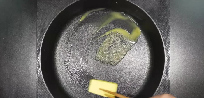 Put butter in a pan and fry the minced garlic.