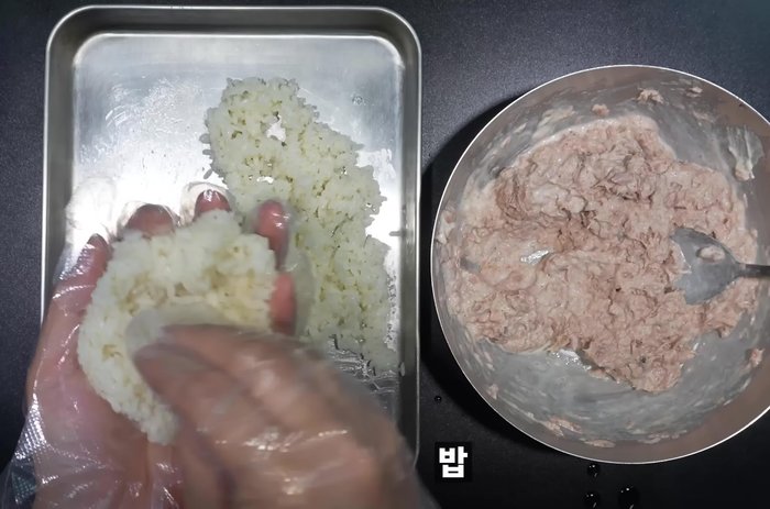 Add tuna oil and make rice balls.