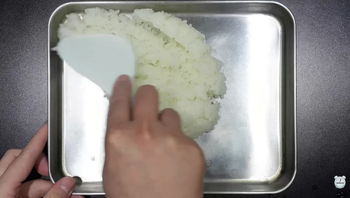 Make nurungji: Spread rice and water thinly on a tray, and bake in an air fryer at 180 degrees for 50 minutes.