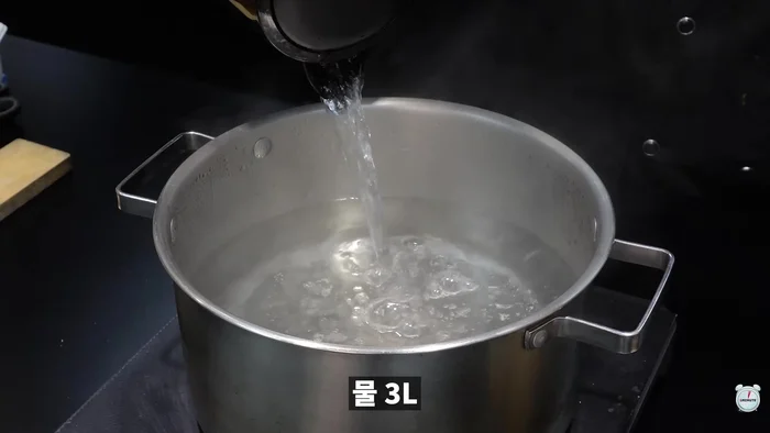 Boil the frozen tendons in salted water for 15 minutes.