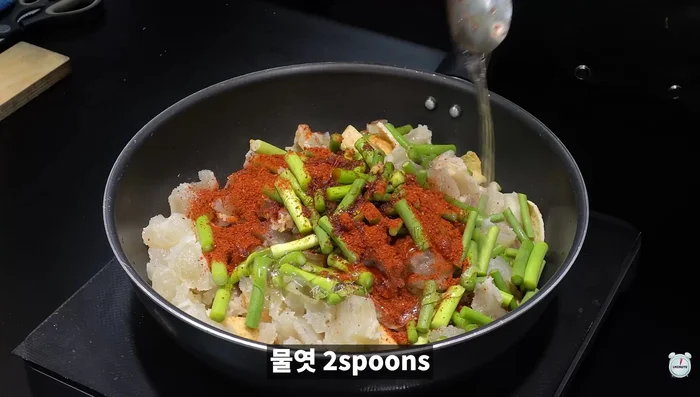 Prepare the seasoning: Mix soy sauce, corn syrup, minced garlic, sugar, chili powder, and mingyuan (likely a type of seasoning, not explicitly mentioned).