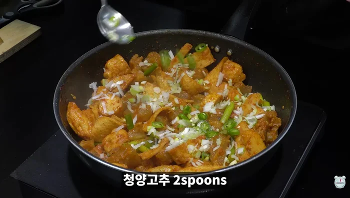 Add the boiled tendons and stir-fry with the seasoning. Add green onions, green chili peppers, sesame seeds, and sesame oil.