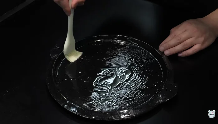 Spread edible oil on a heat-resistant bowl. Put the chicken bulgogi batter on it and press it with your hands to spread it thinly (about the thickness of tteokgalbi).