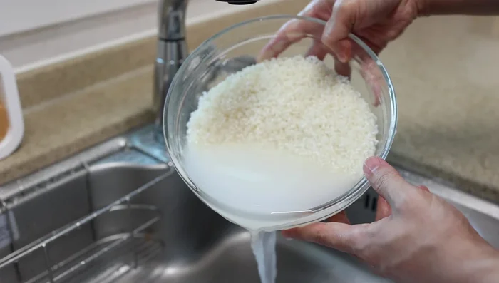 Wash the rice three times and soak in cold water for 30 minutes.