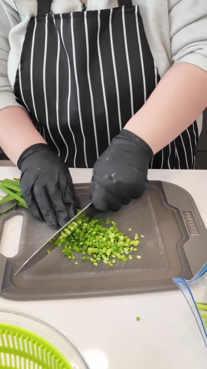 Prepare the sauce: Chop chives and set aside. In a separate bowl, combine soy sauce, plum extract, sesame oil, and sesame seeds. Mix well and set aside.