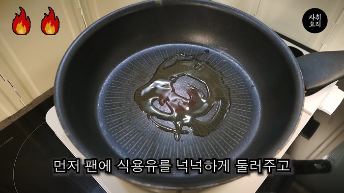 Put a generous amount of cooking utensils in the pan, add a spoonful of garlic, and stir-fry briefly.