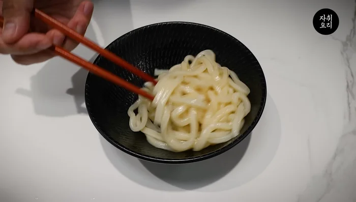 Chop sesame seeds into thin pieces and fry them thoroughly.