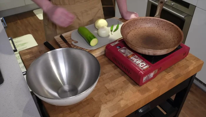 Grate the pumpkin, onion, and potato. Note that too many potatoes can affect the taste, and less onion is preferred for a better texture.