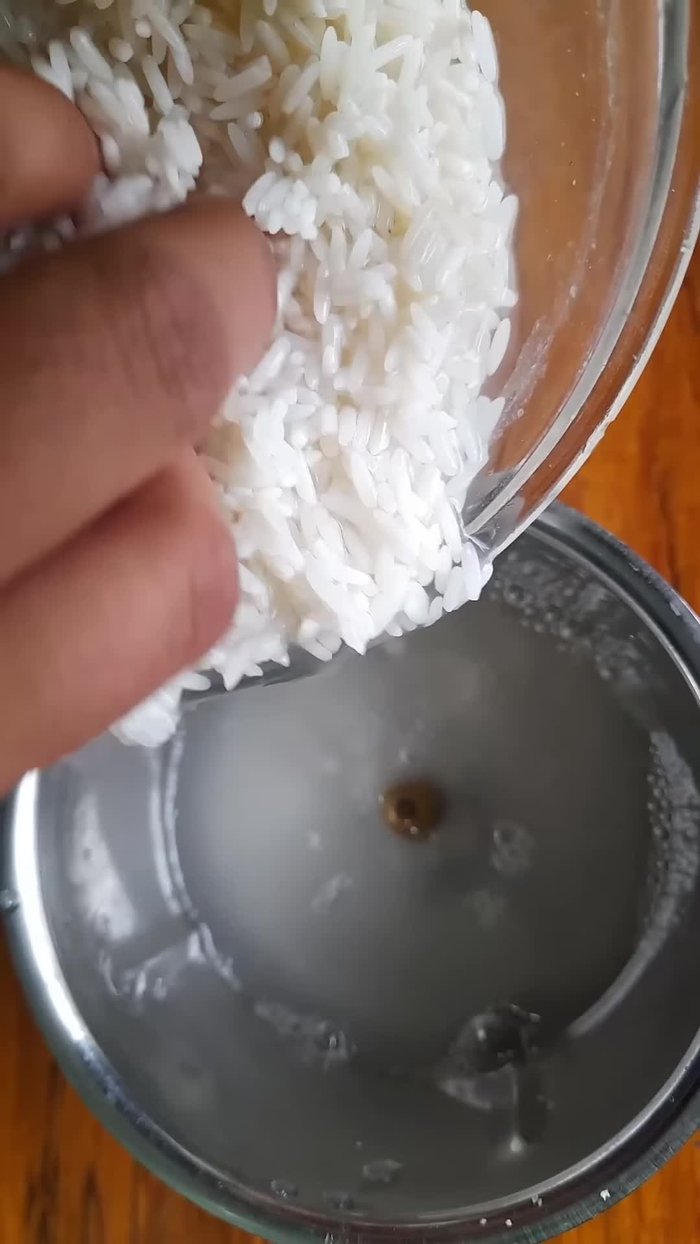 Wash half a bowl of rice thoroughly and soak it overnight.