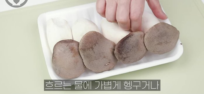 Rinse shiitake mushrooms gently under running water or wipe with a damp cloth. Cut off the stems.