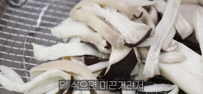 Once cooled, tear the steamed mushrooms lengthwise. Press with a paper towel to remove excess moisture.