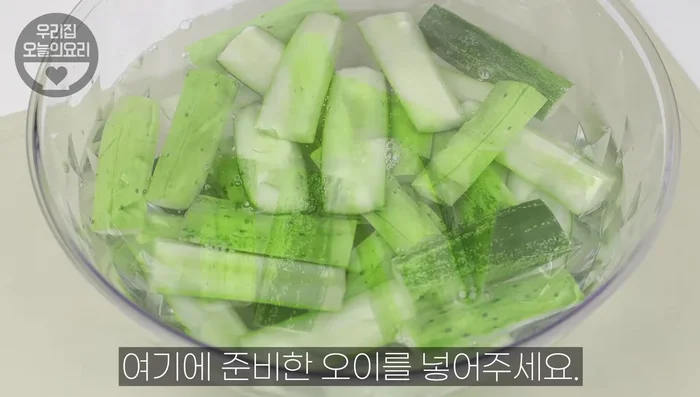 Submerge the prepared cucumbers in the salt water and let them marinate for 30 minutes.