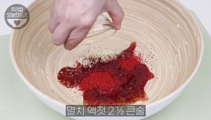 Make the seasoning: Mix red pepper powder, minced garlic, anchovy sauce, plum extract, salt, and seasoning. Let it sit for 10 minutes, then simmer until the color deepens.