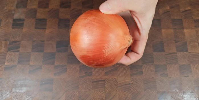 Prepare one large onion and slice it into 1cm thick pieces.