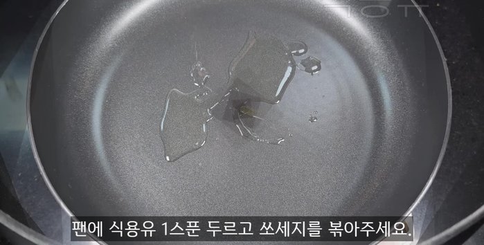 Put a spoonful of cooking oil in the pan and add the sausages. Fry until cooked through and browned.