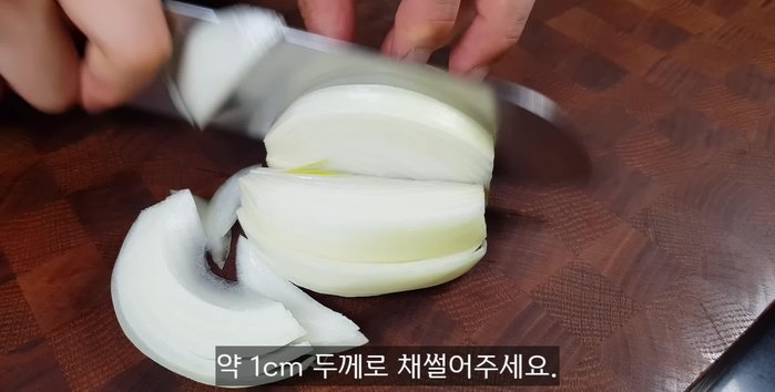 Prepare two sausages and slice them thinly.