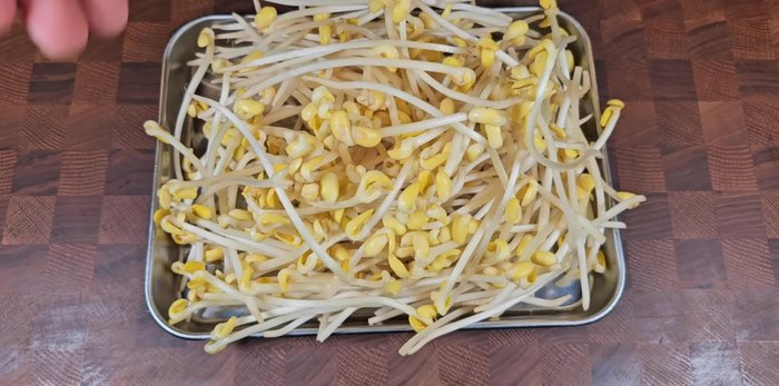 Prepare 300g of bean sprouts and rinse them lightly two or three times.