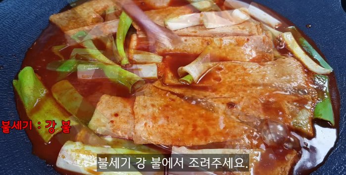Keep the heat high. Stir-fry until the bottom of the pan is covered in crumbs, ensuring even seasoning. Season with gochujang.