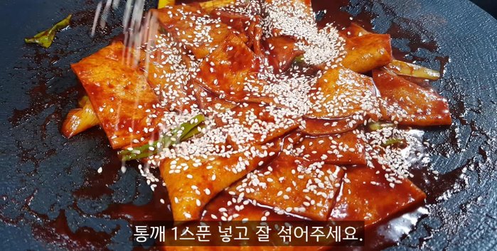 Turn off the heat, sprinkle a spoonful of sesame seeds, and mix well.