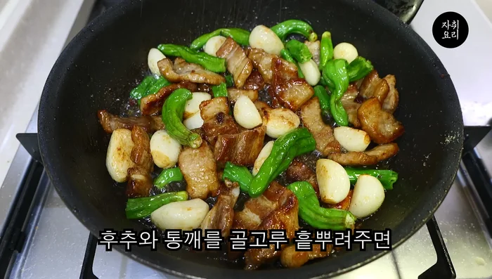 Garnish with ground pepper and sesame seeds.