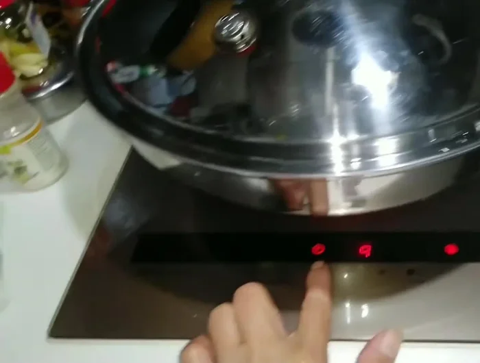 Steam the crab with the mixture for 20-25 minutes.