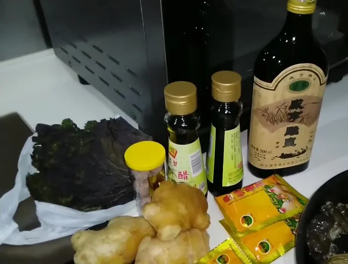 Mix wine, rice vinegar, ginger, and ginger tea.