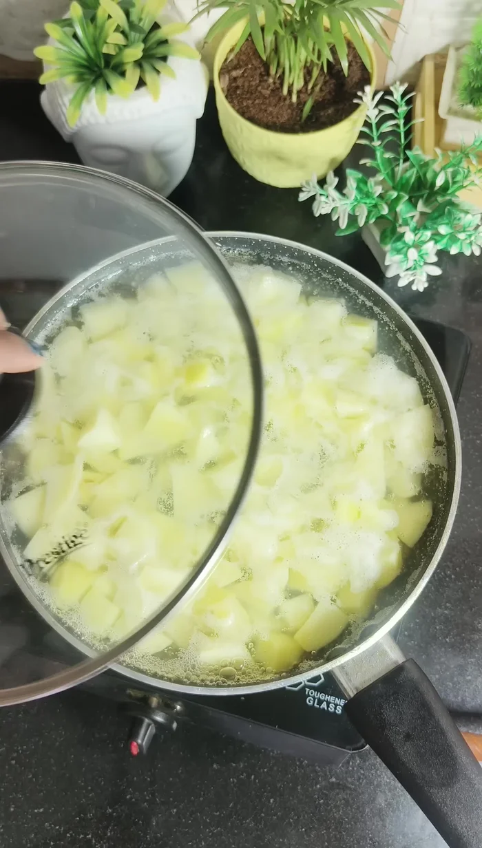 Mash the boiled potatoes well until smooth and lump-free.
