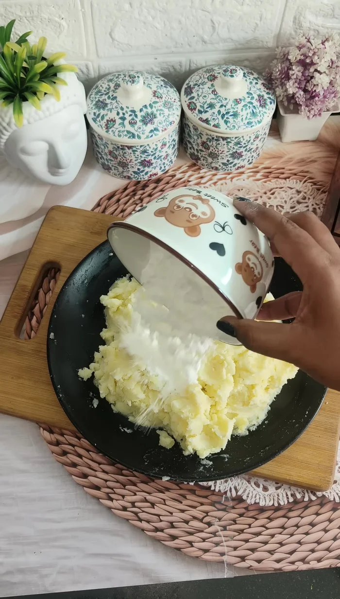 Add 1 cup of cornflour to the mashed potatoes and mix to form a dough.