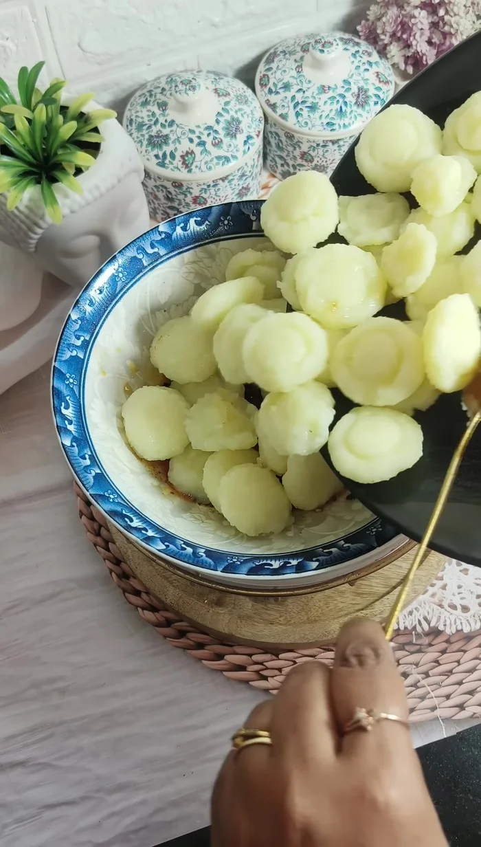 Add the boiled potatoes to the chili garlic sauce and mix thoroughly.