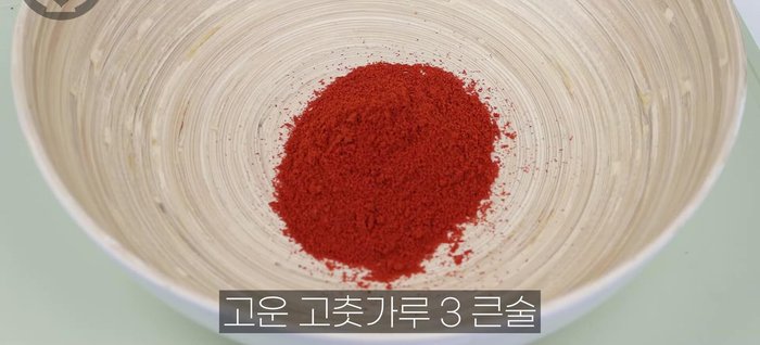 Prepare the seasoning: Mix ground red pepper, minced garlic, salt, plum extract, anchovy sauce, ginger extract, and seasoning.