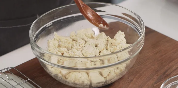 Mix potato starch and flour to create a dough-like consistency. The ratio should be about half and half; adjust to prevent stickiness or sogginess.