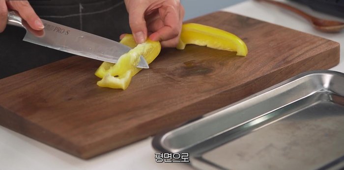 Cut vegetables: paprika into bite-sized pieces, cucumber slightly larger, carrots thinly sliced, and onion similar to paprika.