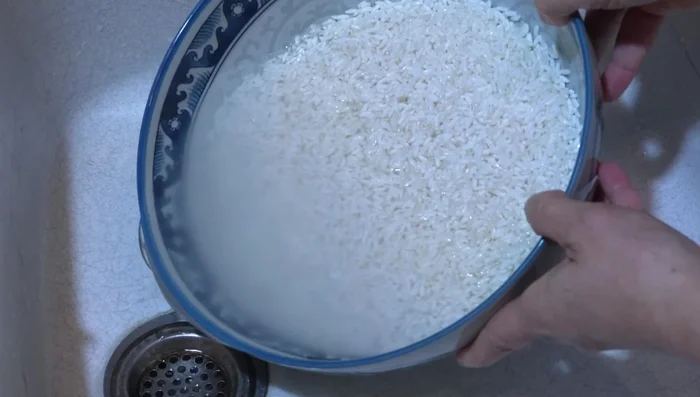 Drain and cook rice with water in a rice cooker.