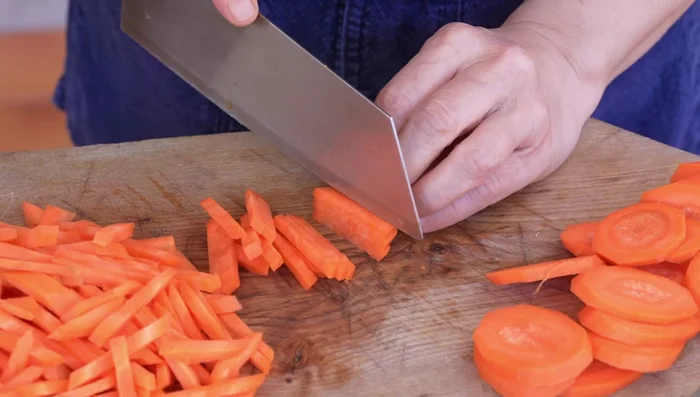 Slice vegetables (carrots, zucchini, mushrooms, onions, spring onions) into small sticks/slices.