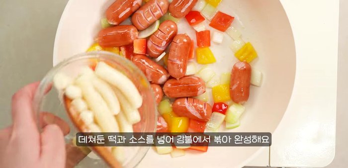 In a small bowl, mix together soy sauce, sugar, gochujang, sesame oil, and minced garlic to make the sauce.
