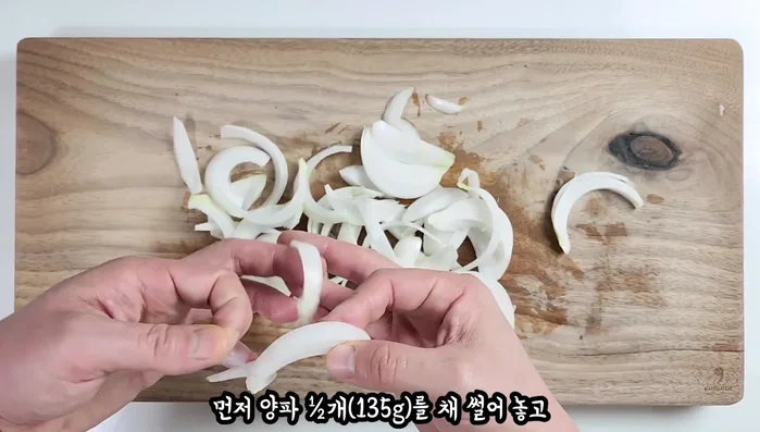 Slice half an onion and prepare one washed bell pepper. Remove seeds and membrane, then slice thinly. Use the flesh attached to the stem.