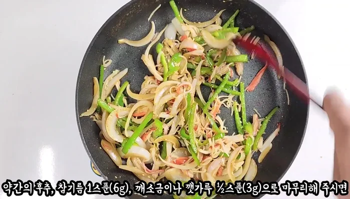 Add the shredded beef jerky and stir a few times. Finish with a little pepper, a spoonful of sesame oil, and half a spoonful of sesame salt or sesame powder.