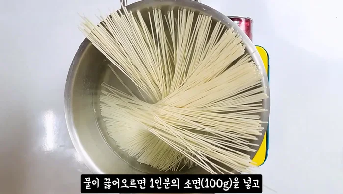 Boil purified water with half a spoon of salt. Add noodles and stir to prevent sticking. Boil for 3-4 minutes.