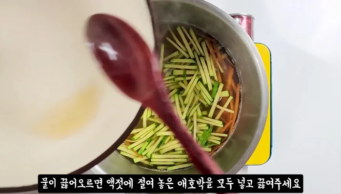 Add marinated zucchini to the boiling broth and cook for 2 minutes.