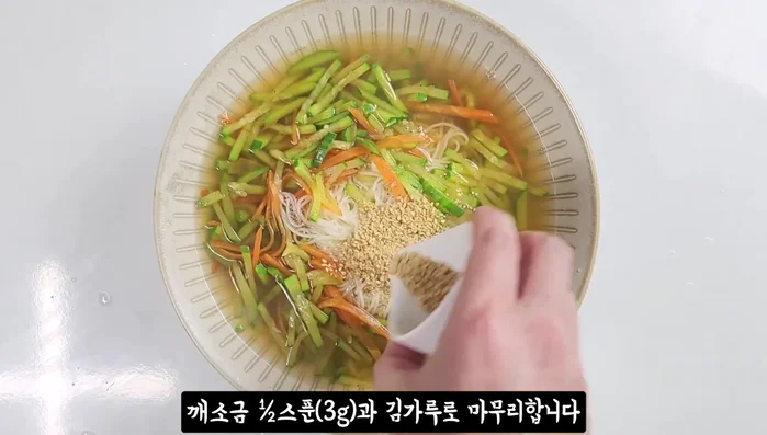 Add pepper, drained noodles, half a spoon of seasoning, and seaweed powder.
